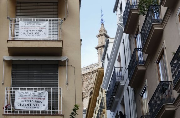 Críticas vecinales a las molestias de los apartamentos turísticos en el centro histórico de Valencia. :: j. monzo