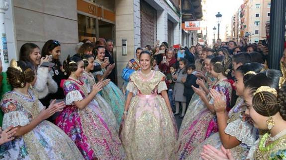 El rosa cuarzo, protagonista del traje de la  fallera mayor infantil de Valencia 2017