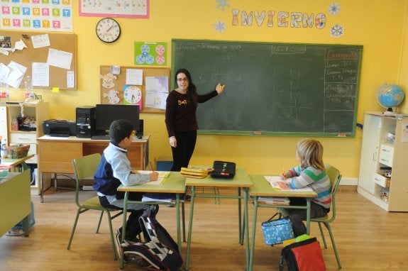 Aulas vacías. La maestra interina de Cilleruelo, Diana Fernández, imparte clase a Lahcen y Séan, sus dos únicos alumnos.  