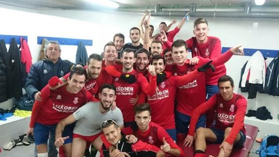 La plantilla del FC Chiva, celebrando el empate contra el Utiel.