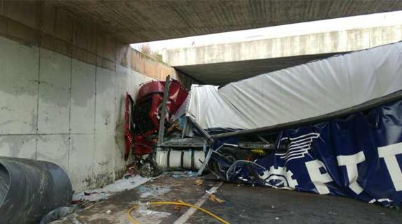 Un camión cargado de bobinas de acero cae por un puente en la V-23 en Sagunto