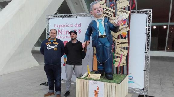 Fallas 2017 | El ninot homenaje a Jorge Guarro llega a la Exposición del Ninot 2017