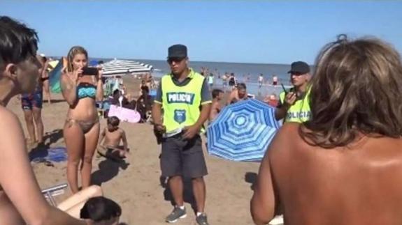 20 policías desalojan a tres jóvenes de una playa por hacer topless