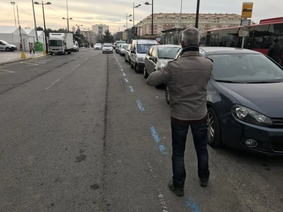 Paco otea la calle en busca de coches tras un aparcamiento junto a la zona azul del  Nuevo Centro. :: a. ch.