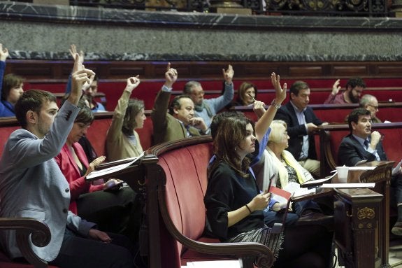 Los concejales del tripartito, en el hemiciclo municipal. :: efe