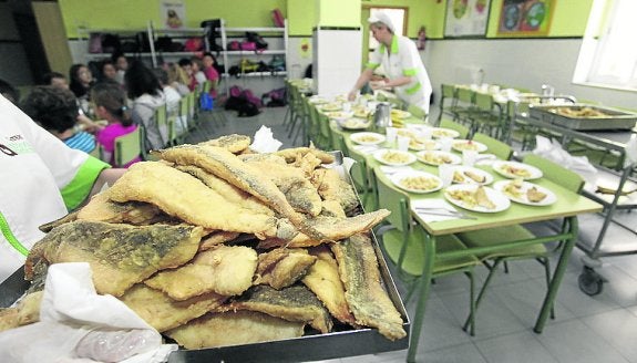 Pescado cocinado en un colegio. :: afp