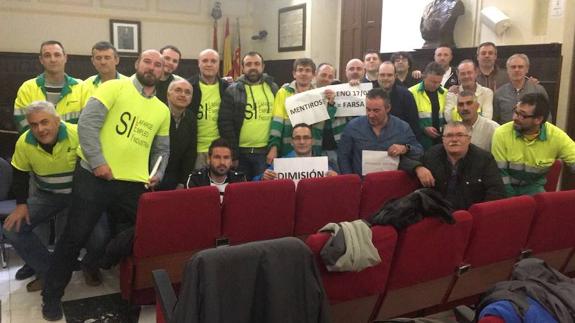 Los trabajadores de Lafarge abandonan el encierro en el Ayuntamiento de Sagunto