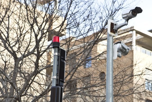 Dos cámaras de videovigilancia enfocan una de las entradas a Valencia cerca de la pedanía Benimàmet. :: damián torres