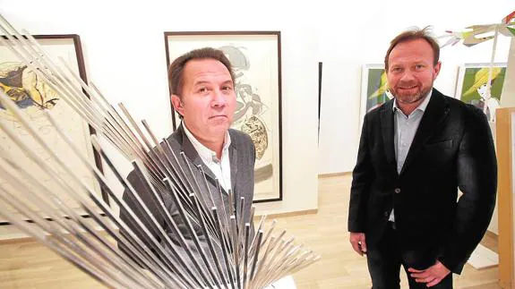 Vicente y Alejandro, en su galería de arte, donde disfrutan de una pasión heredada.