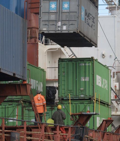Trabajadores en el Puerto de Valencia.