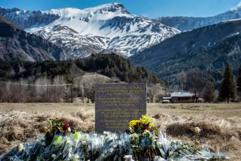 Monolito en memoria de los fallecidos en los Alpes. Abajo, la residencia. :: afp y beatriz severino-Lacomarca