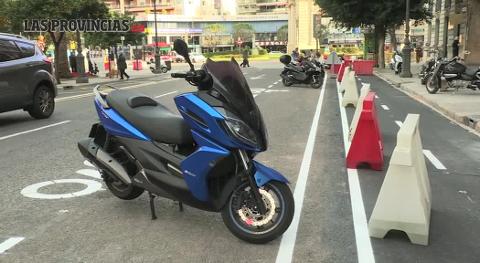 El Ayuntamiento baja las motos de las aceras a la calzada en la calle Colón