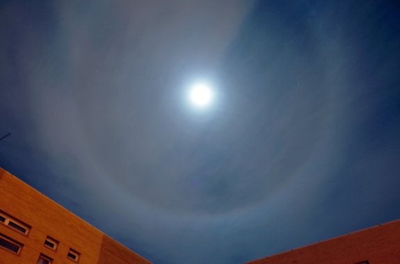 Halo lunar la noche del jueves en Valencia. :: txema rodríguez