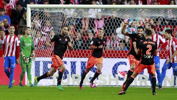 Mario Suárez celebra uno de los goles marcados en el Sporting de Gijón - Valencia CF de la presente temporada.