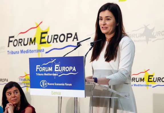 La consellera de Sanidad, Carmen Montón, en el Fórum Europa Tribuna Mediterránea. :: Damián Torres