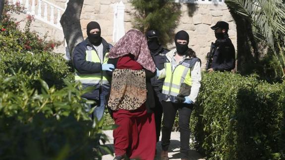 La española detenida en Alicante es custodiada por los agentes. 