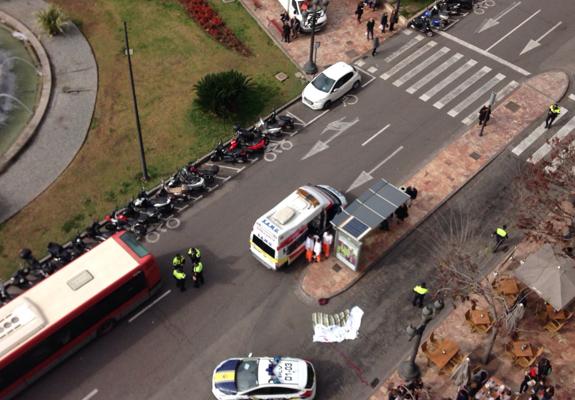 Servicios médicos y policía local han acudido a la plaza del Ayuntamiento de Valencia donde se ha producido el atropello mortal.