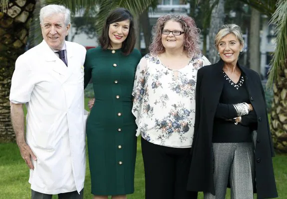 El doctor Pedro Barri, Victòria Anna Perea, Louise Brown y la doctora Anna Veiga, ayer, en Barcelona. :: Andreu Dalmau / Efe