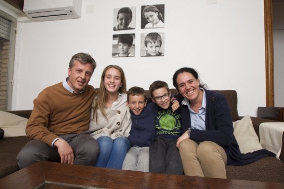  Mustienes-Bellot. Álvaro y Loreto con tres de sus hijos. Falta Álvaro, el mayor, en la foto de la pared arriba a la izquierda, que estudiaba en la biblioteca. :: manuel molines