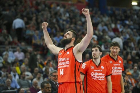 Dubljevic celebra la victoria taronja. :: EFE/Adrián Ruiz De Hierro