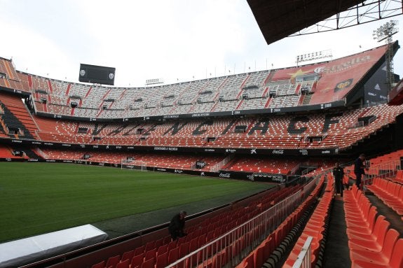 Tribuna y fondo sur del estadio de Mestalla. :: manuel molines