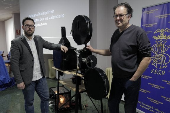 Yuri Aguilar y Antonio Aguilar, de Aguilar Cinematografía, posan ayer  junto al primer proyector de cine de 35 mmilímetros. :: irene marsilla