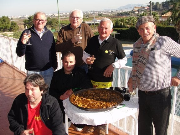 Gazpachos elaborados en una paella, en Carlet. :: a. vergara