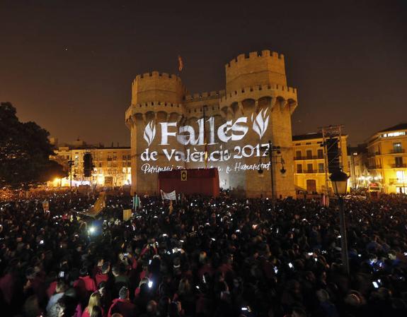 Miles de personas se concentran frente a las Torres de Serrano durante la Crida 2017.