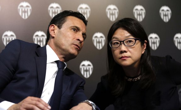 Amadeo Salvo y Layhoon en la sala de prensa de Mestalla. :: EFE/Manuel Bruque