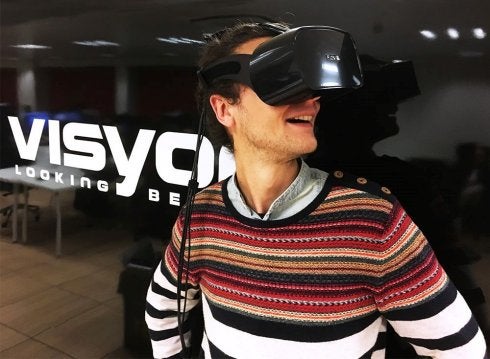 Un asistente al congreso de Barcelona prueba un visor de realidad virtual. :: visyon