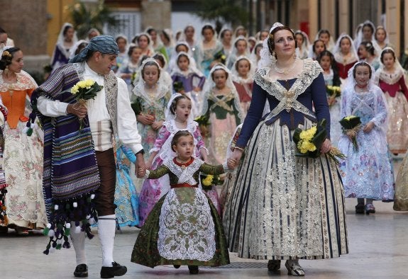 Varios falleros, en la Ofrenda de Flores. :: jesús signes