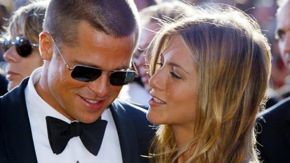 Brad Pitt y Jennifer Aniston, cuando aún eran pareja, a su llegada a la entrega de los premios Emmy 2004.