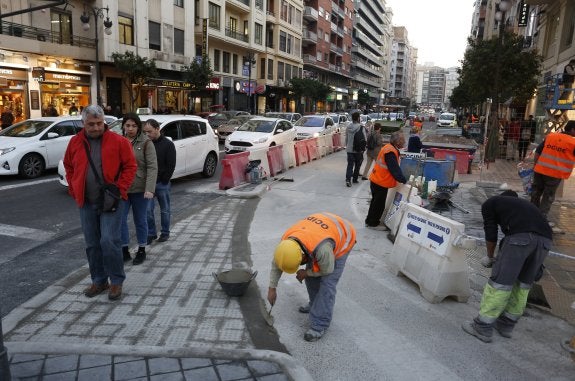 Los operarios dan los últimos retoques a un tramo de las obras. :: jesús signes