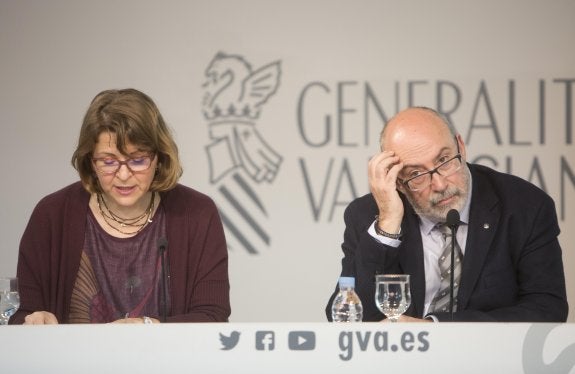 La consellera de Agricultura, Elena Cebrián, y el de Transparencia, Manuel Alcaraz, ayer.