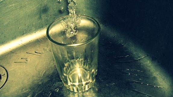 Dos mujeres entran a robar en casa de una anciano con la excusa del vaso de agua