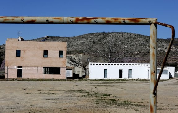 El albergue de Alcublas, uno de los establecimientos ofrecidos, a las afueras del pueblo y junto a un deteriorado campo de fútbol. :: j. signes