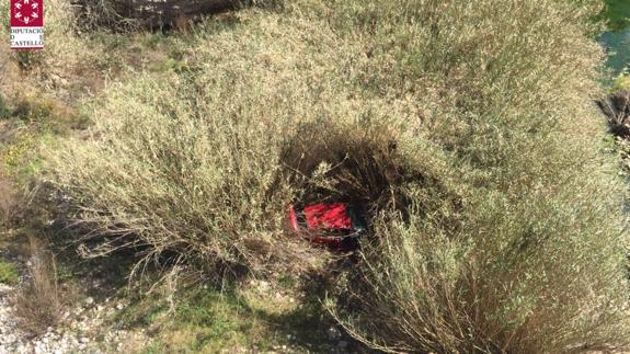 Un coche cae por un barranco de 15 metros en Traiguera