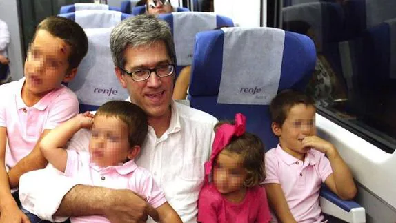 Chema Postigo, padre de la familia numerosa con más hijos escolarizados de España.