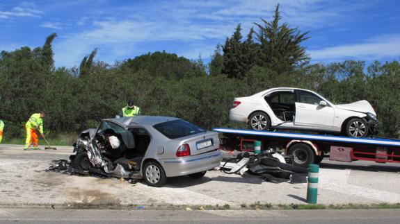 Un accidente entre dos coches deja tres heridos y colapsa la entrada de Dénia por la carretera CV-725