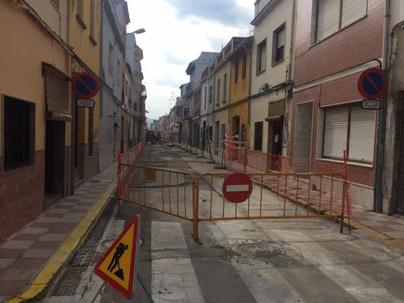 Obras de mejora del alcantarillado realizadas en la calle Sant Pere de Tavernes de la Valldigna. :: c. g.