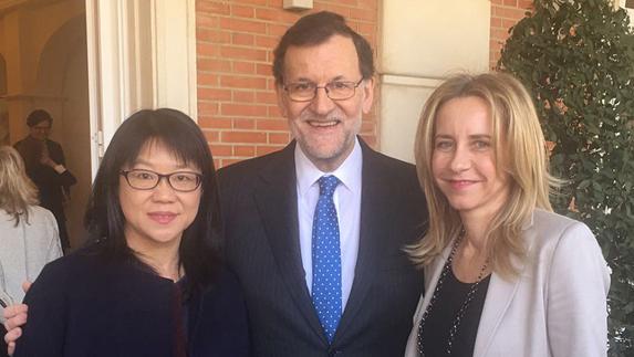 La presidenta del Valencia CF, Layhoon Chan, junto al presidente del Gobierno, Mariano Rajoy, y la presidenta de FEDEPE, Ana Bujaldón. 