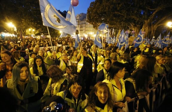 El Parterre, ayer, repleto de asistentes a la marcha reivindicativa. :: j. monzó