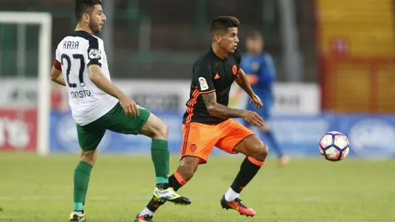 Joao Cancelo, en un partido con el Valencia CF.