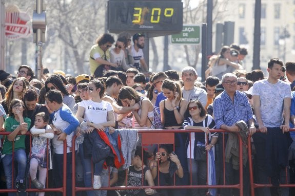 La gente espera el comienzo de la mascletà . :: manuel molines