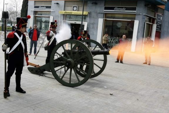 Disparo de un cañón el pasado año. :: lp