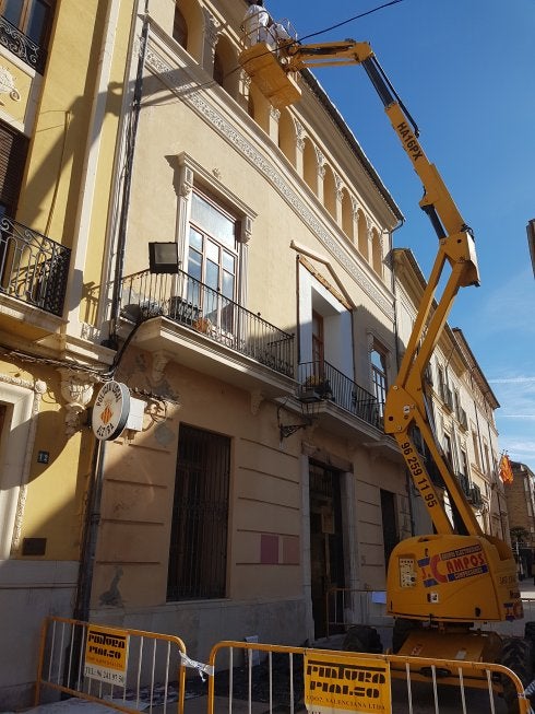 Alzira mejora la imagen de la Casa Tena, que alberga dependencias municipales