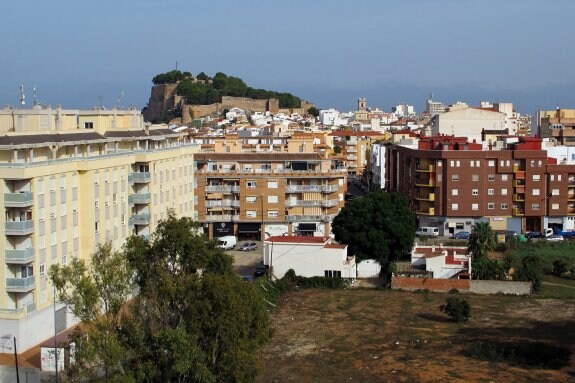 Vista parcial del casco urbano y el castillo al fondo. :: T. Calvo