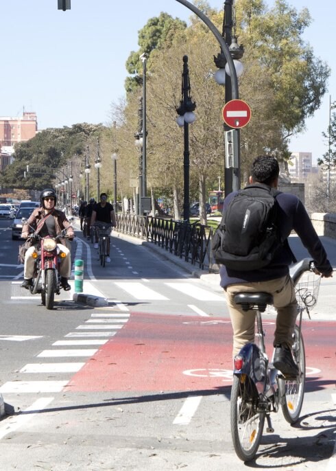 Un ciclista y un motorista, en un cruce sin semáforo. :: d. torres