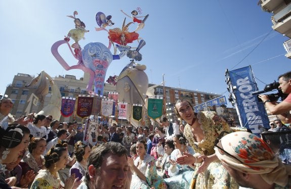 Los falleros de la comisión ganadora, ayer junto a la falla. :: j. j. monzó