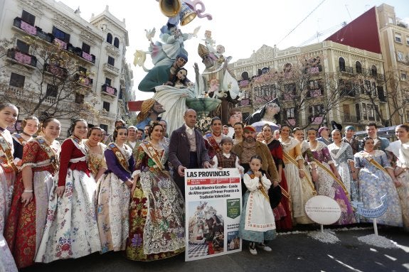 La comisión recibe la distición de la mano del director de Marketing, Carlos Rial. :: jesús signes